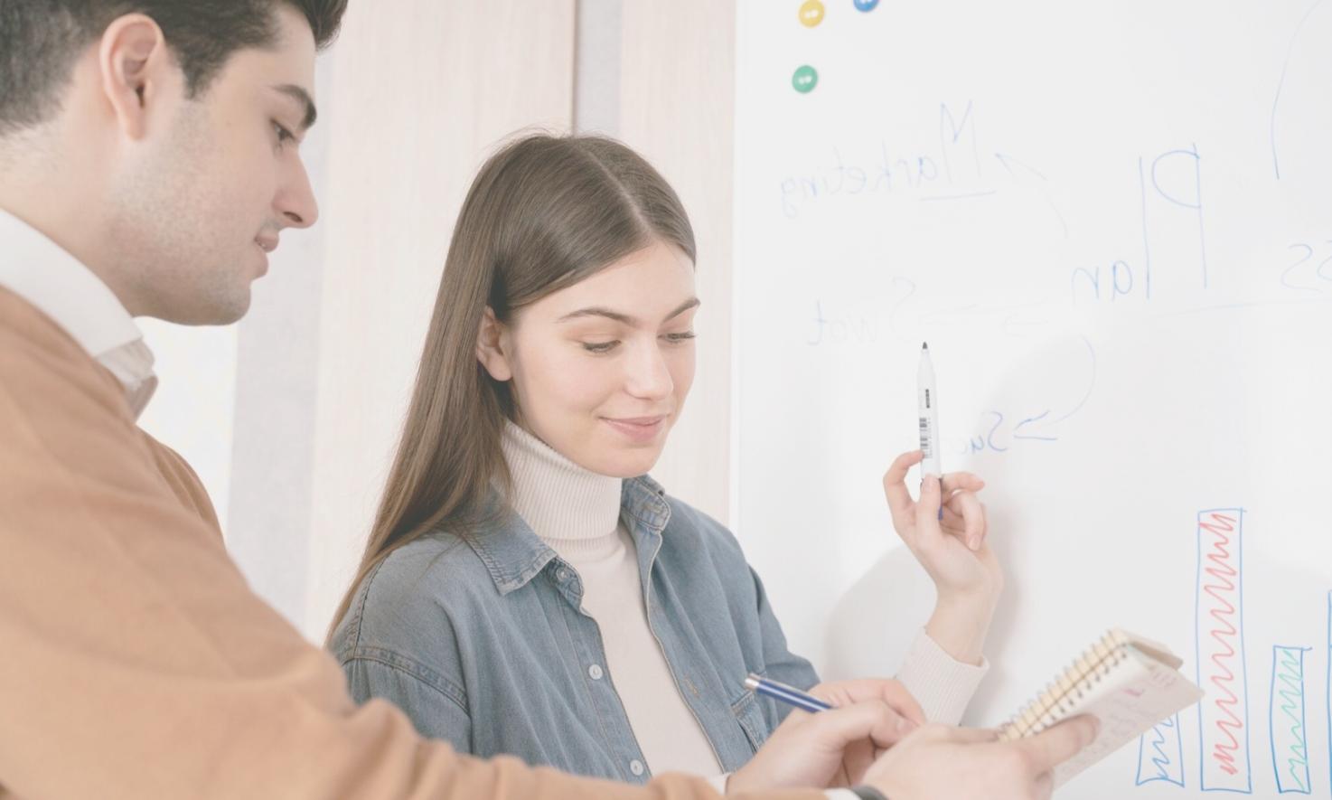 Ambiente di studio dedicato alla formazione psicologica con materiali didattici