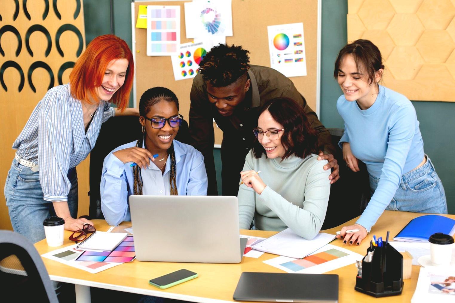 Ambiente di apprendimento psicologico tranquillo con spazi per riflessione personale