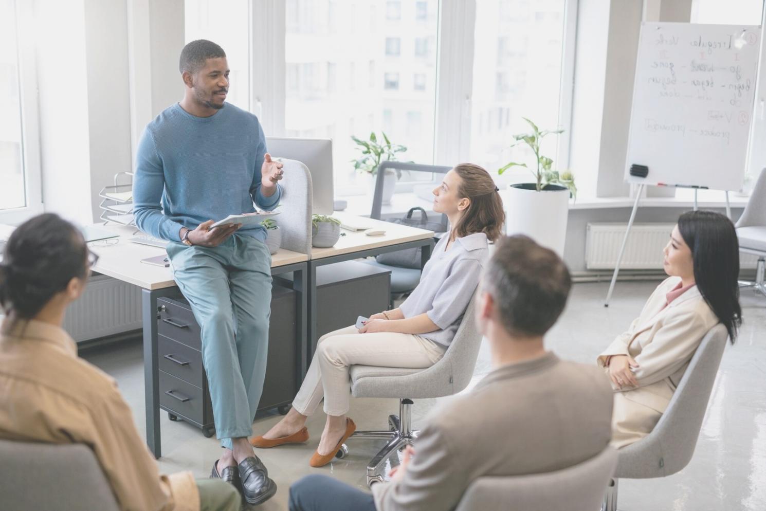 Sessione di lavoro collaborativa con materiali didattici